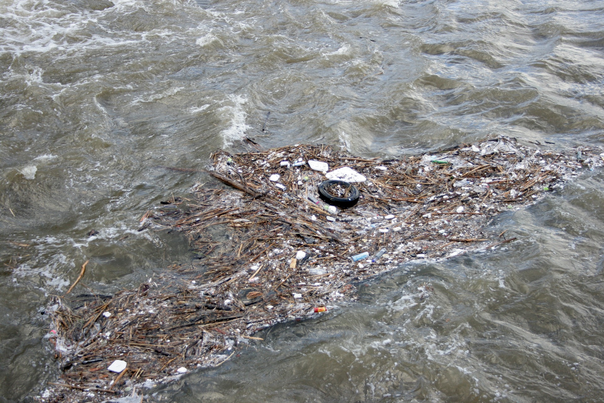 Речная вода примеси. Загрязнение воды. Загрязнение рек. Загрязнение воды в море. Загрязнение черного моря.